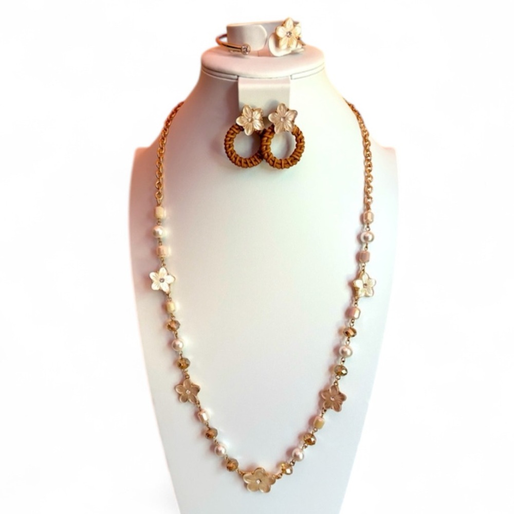 NIB Avon Blossom Breeze Jewelry Set – Necklace, Earrings & Bracelet - Picture 2 of 14